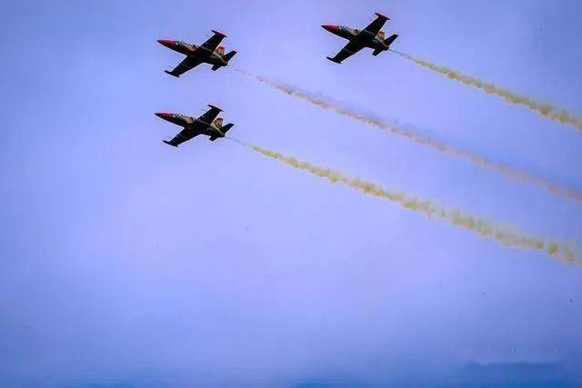 尼日利亚举行阅兵式庆祝独立60周年：beat365亚洲体育官方网站(图2)