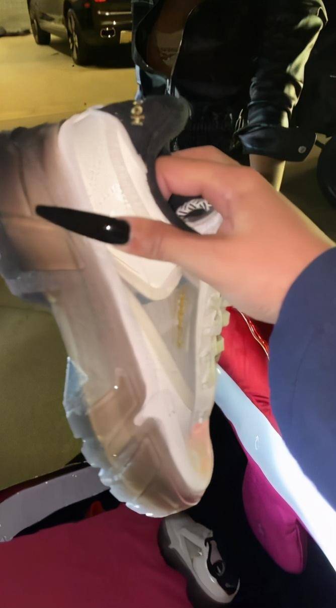 
卡迪B公布拆箱视频 讽刺锐步运动鞋的新系列 但粉丝们很是迷恋【beat·365】(图11)