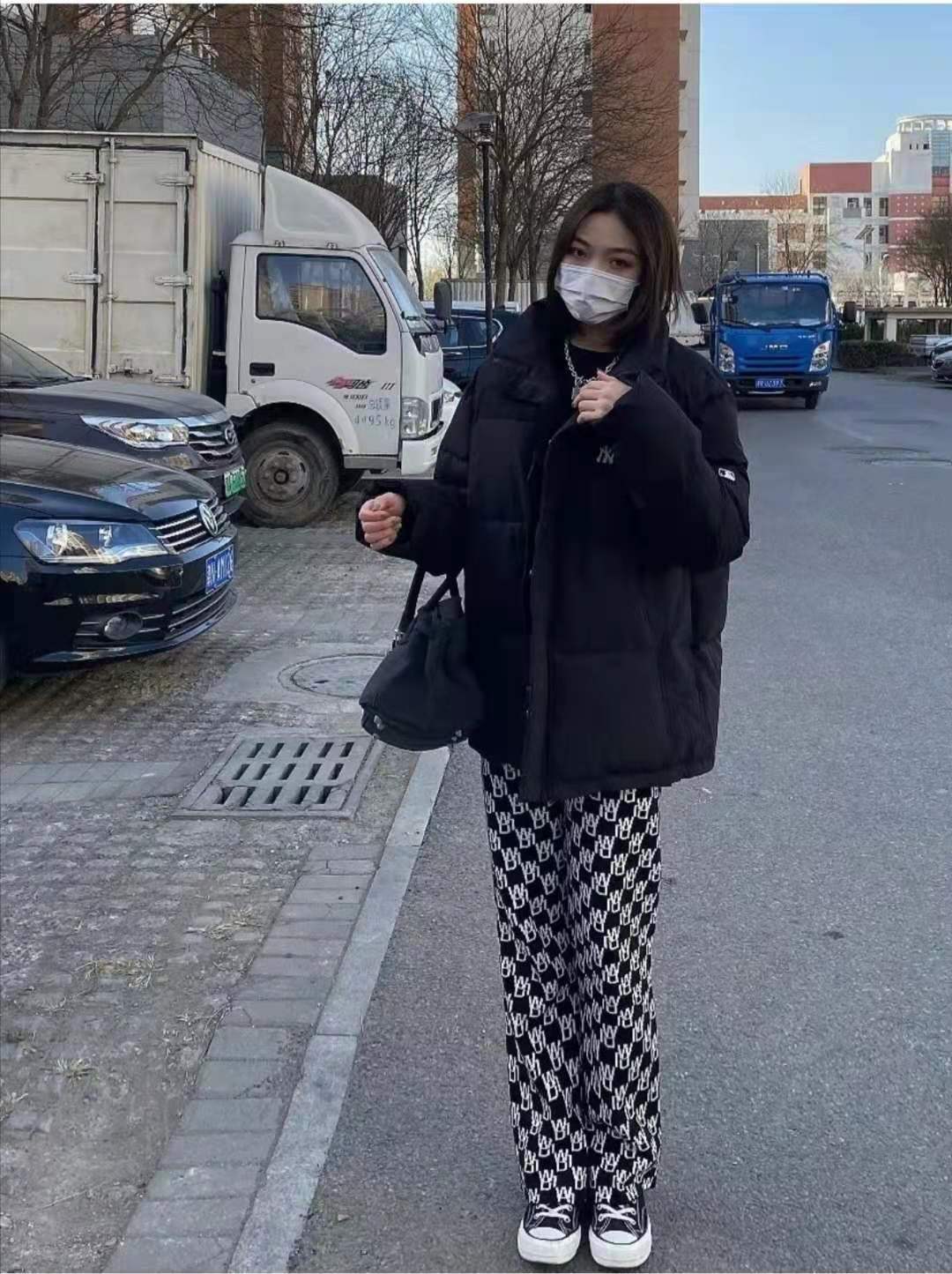 beat365亚洲体育官方网站|
短款玄色羽绒服怎么搭配裤子悦目(图4)