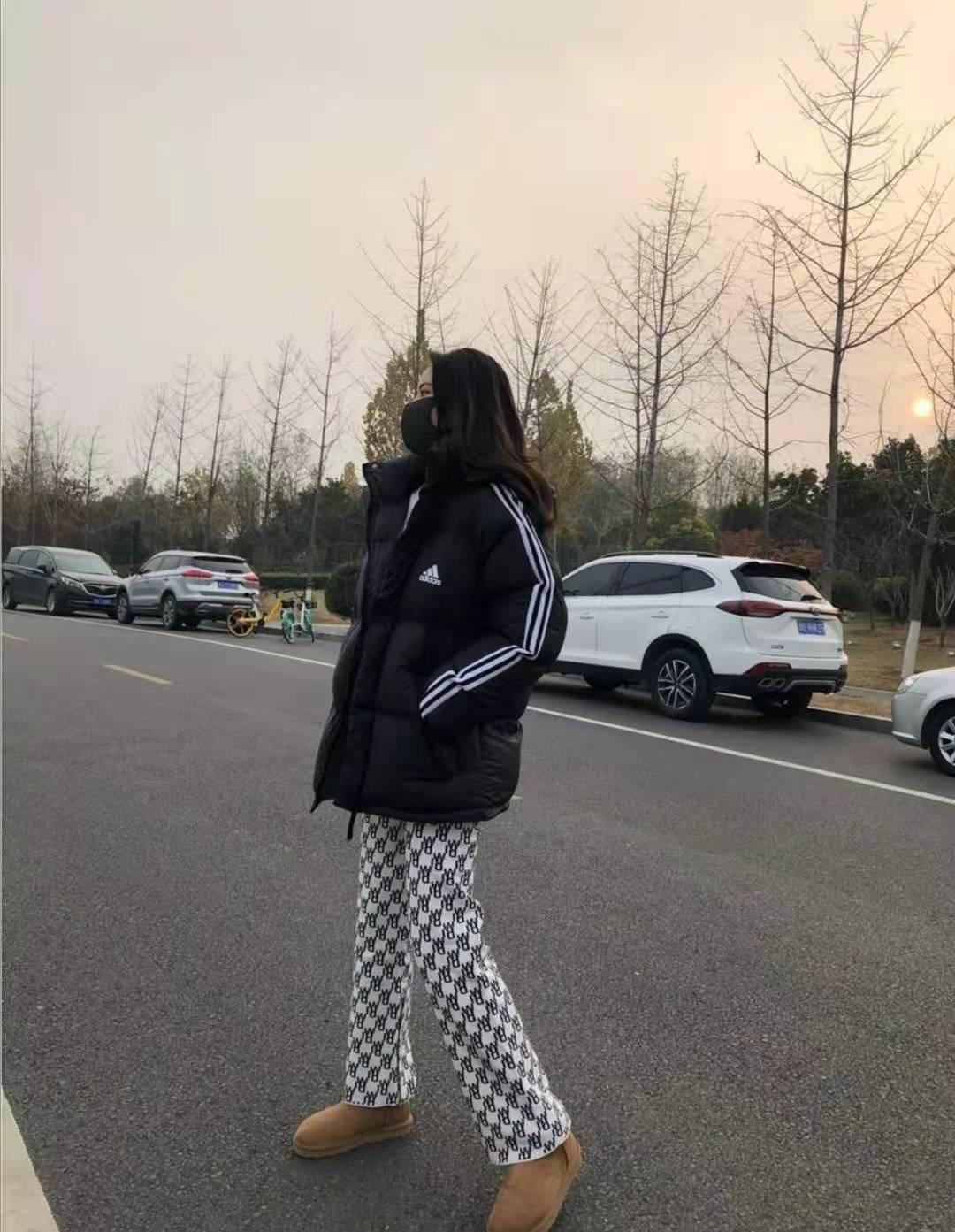 beat365亚洲体育官方网站|
短款玄色羽绒服怎么搭配裤子悦目(图6)