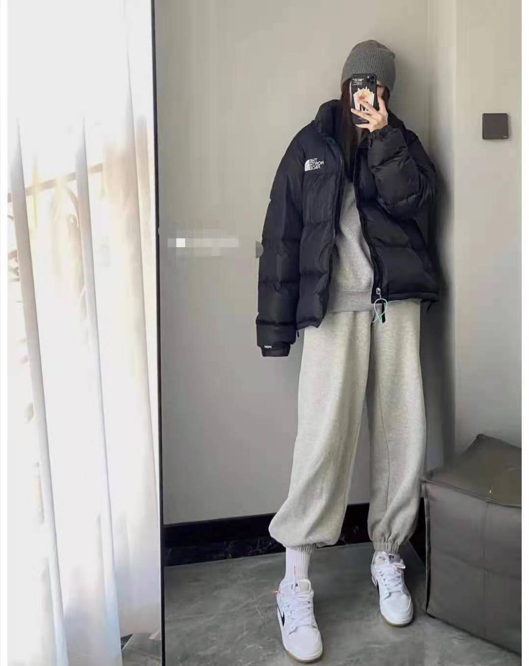 beat365亚洲体育官方网站|
短款玄色羽绒服怎么搭配裤子悦目(图7)