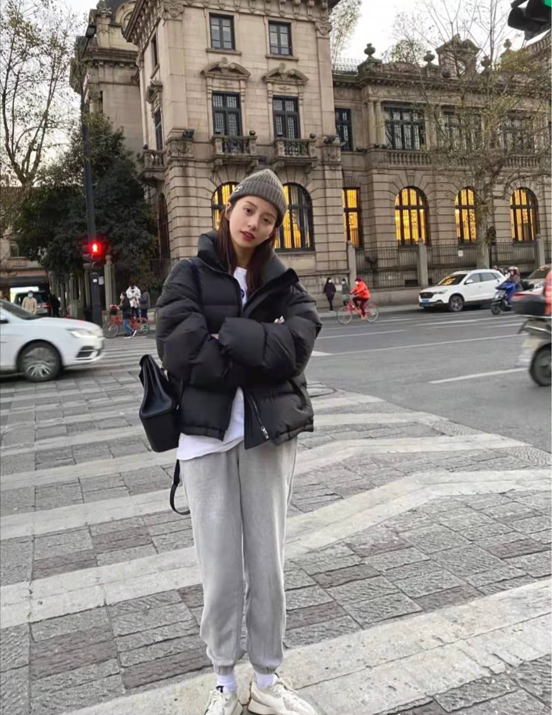 beat365亚洲体育官方网站|
短款玄色羽绒服怎么搭配裤子悦目(图2)