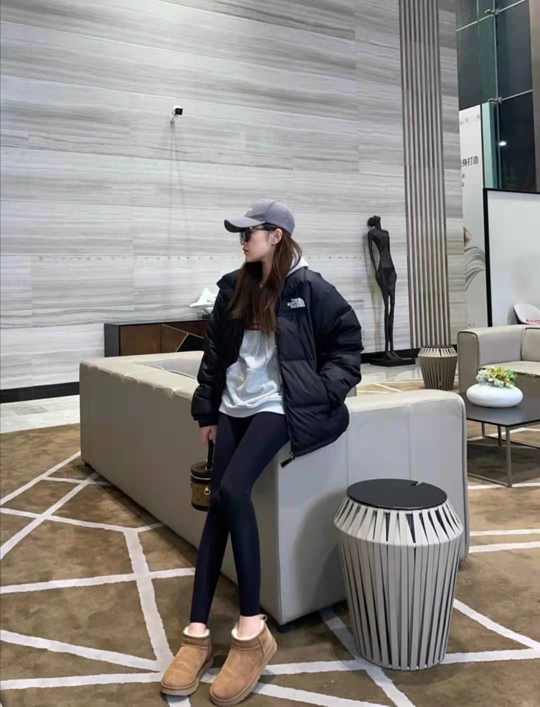 beat365亚洲体育官方网站|
短款玄色羽绒服怎么搭配裤子悦目(图3)